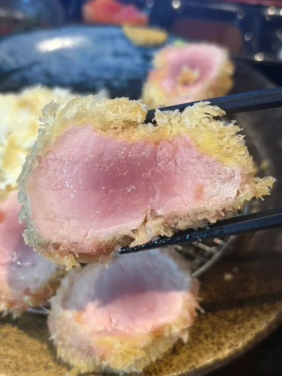 선홍빛 안심 카츠 단면