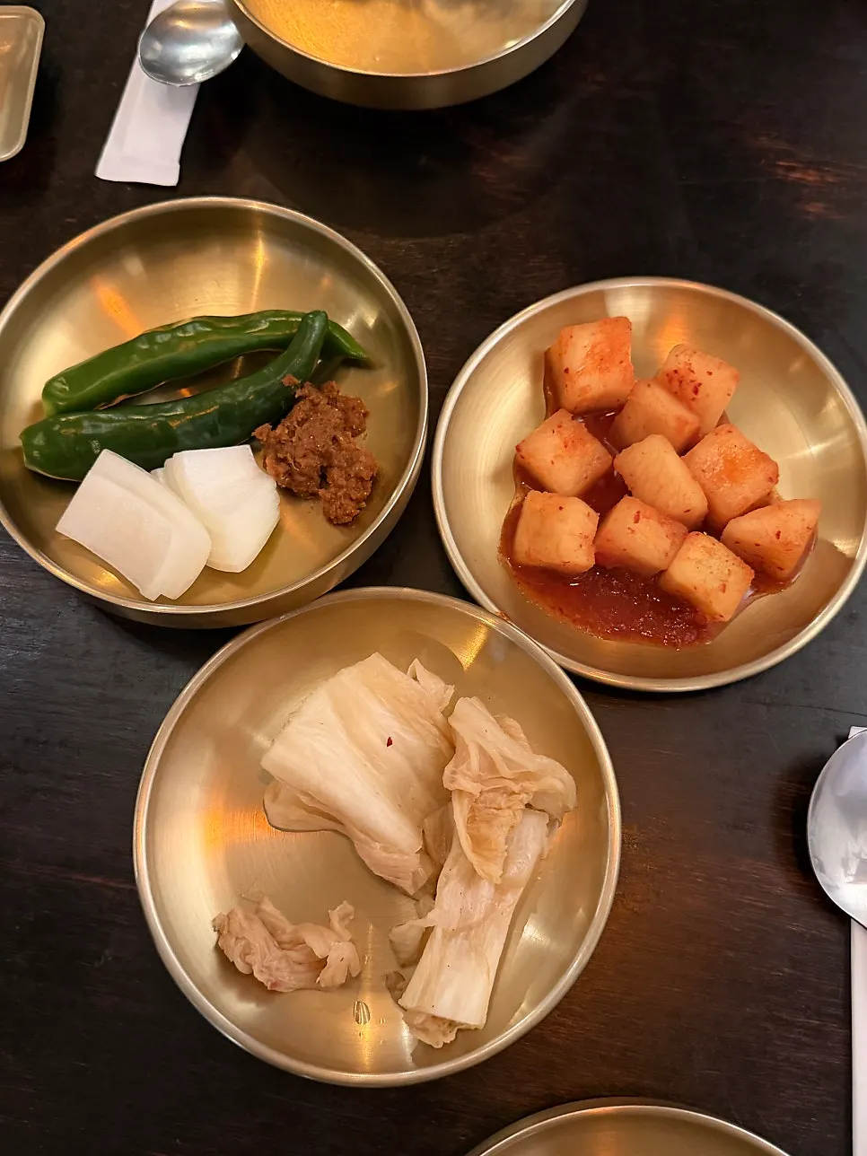 레트로한 분위기의 을지백탄뼈구이 실내