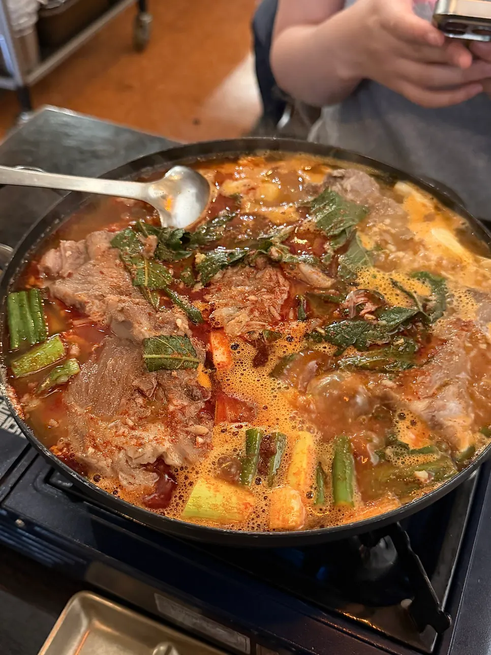 뚝배기에 담겨 나온 뼈감자탕