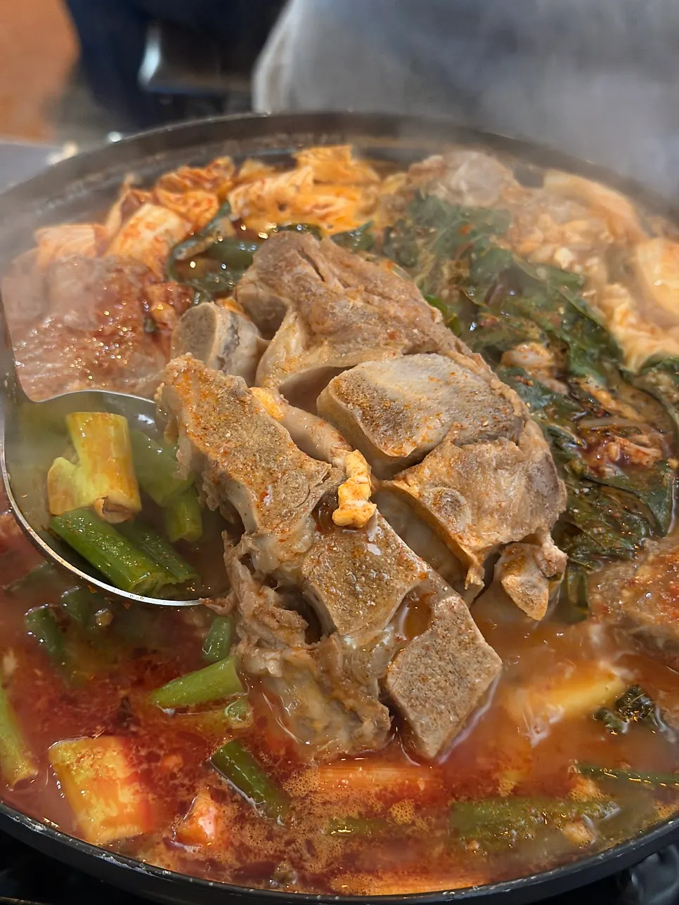 둘이 나눠 먹는 뼈감자탕 한 그릇