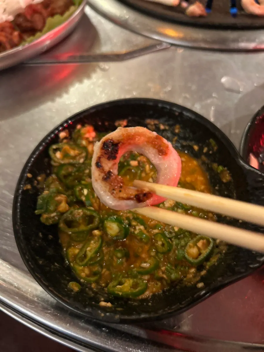 Makchang sliced thin and grilled on the grill
