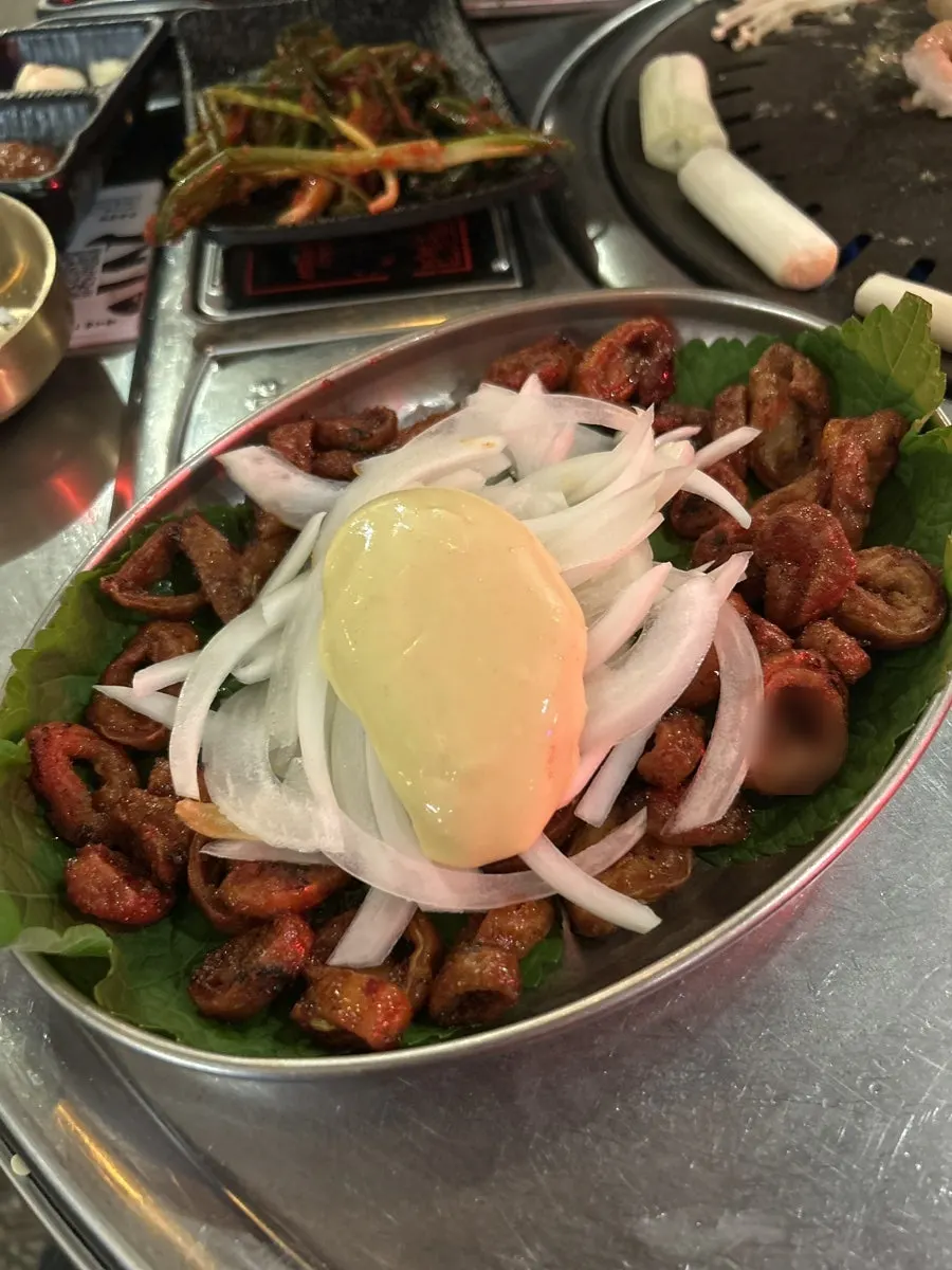Grilled makchang dipped in salt