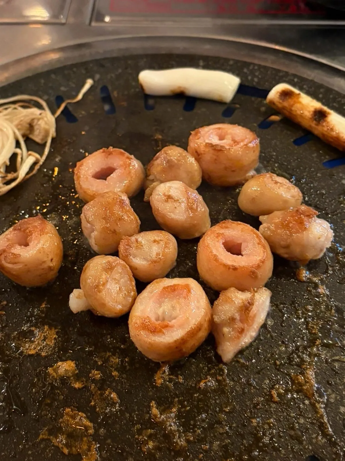 먹기 좋게 자른 노릇한 돼지막창