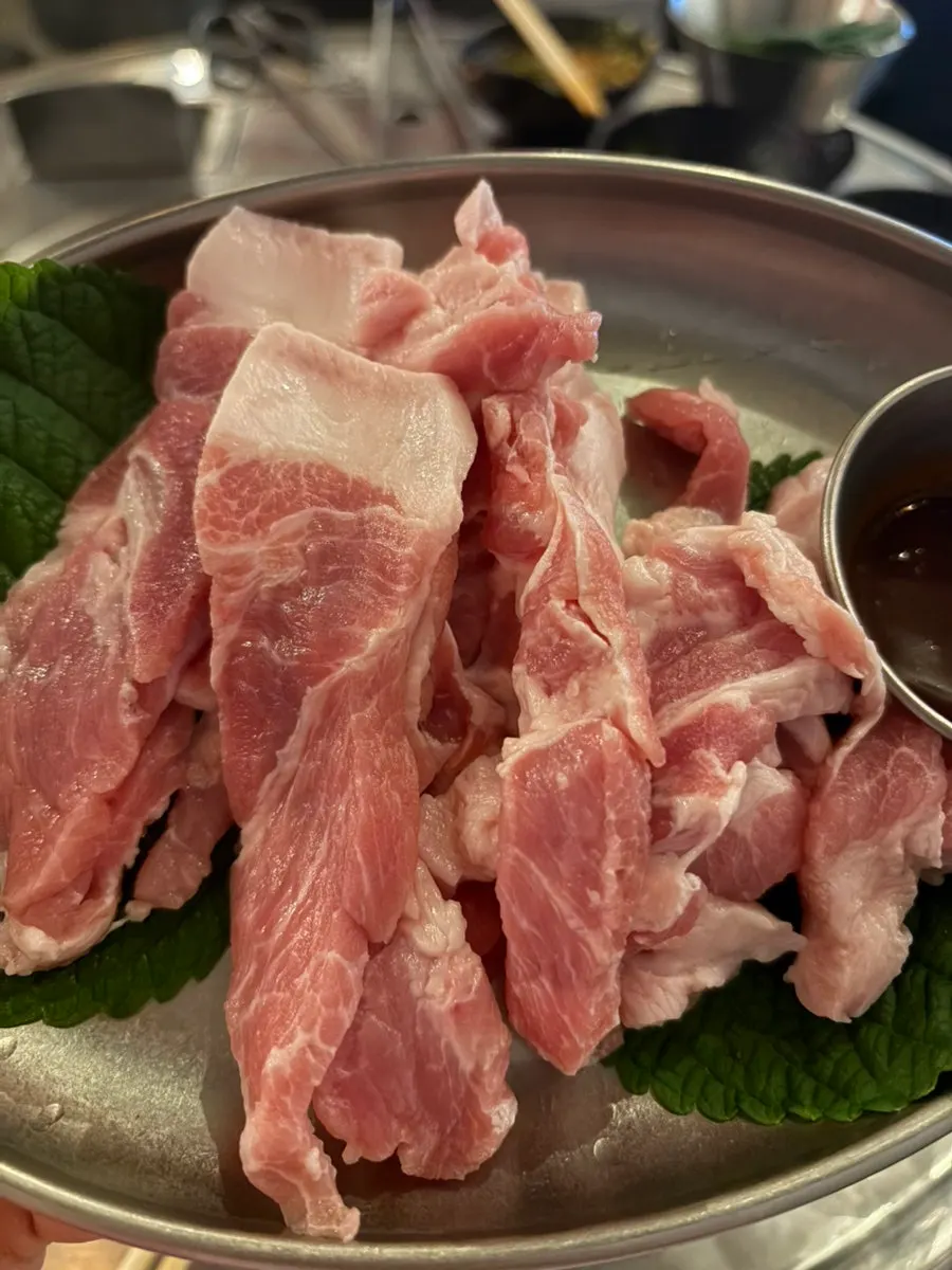 깻잎에 막장과 막창을 올린 쌈