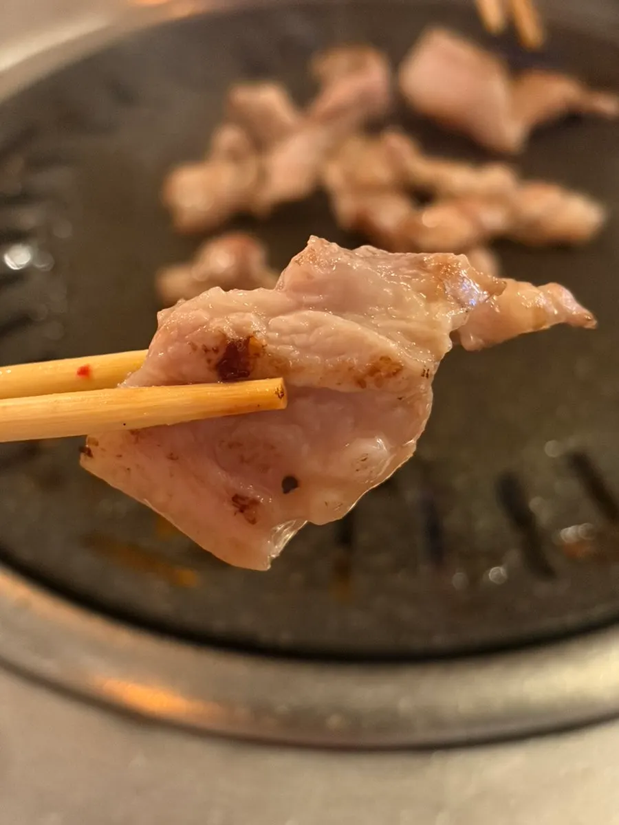 불판에 절반만 올려 구운 꼬들목살