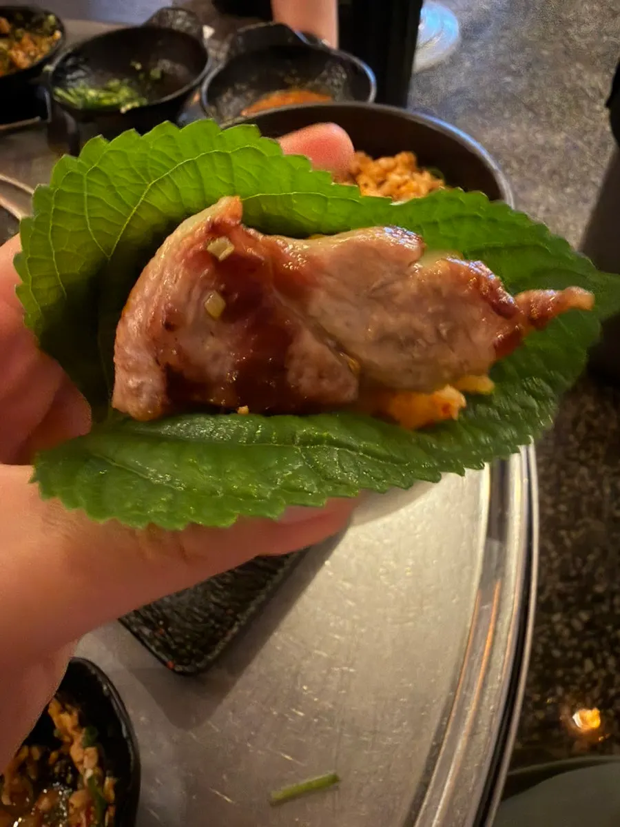 젓갈 볶음밥과 고기를 올린 깻잎 쌈