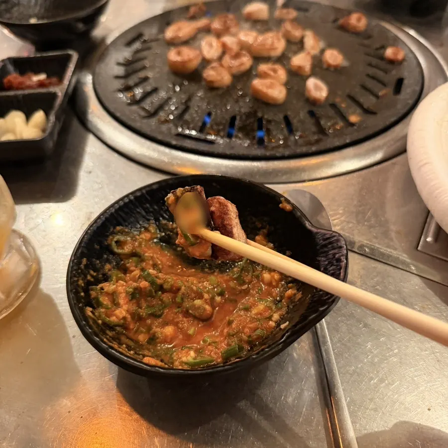 소금에 찍어 먹는 막창 한 점