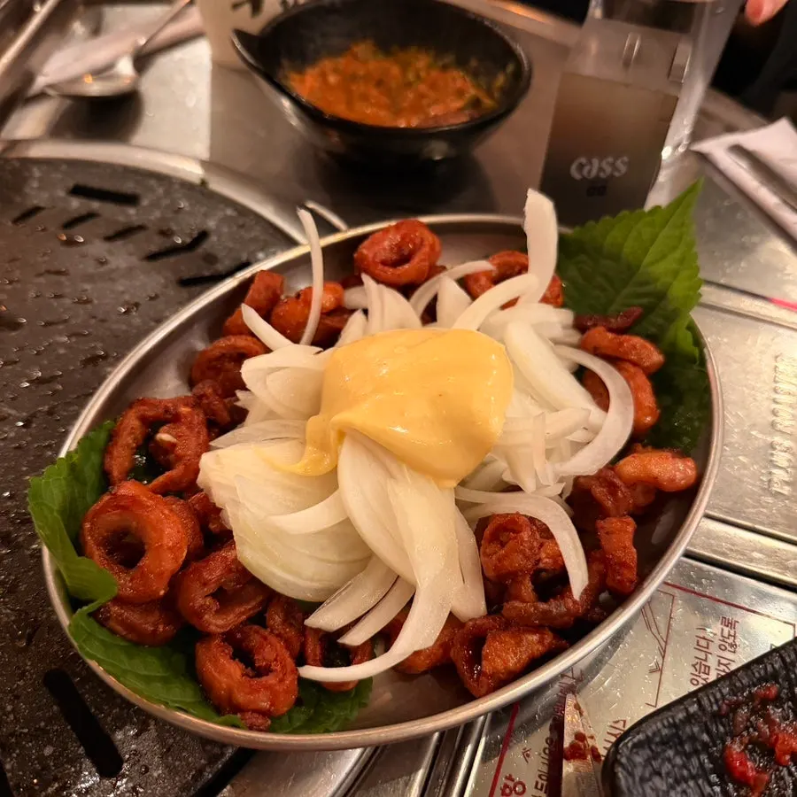 막창과 반찬이 놓인 테이블 전경