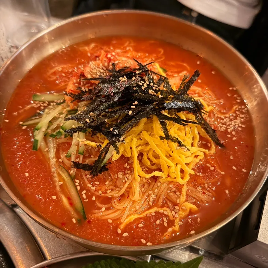 깻잎과 마늘에 올린 불양념막창