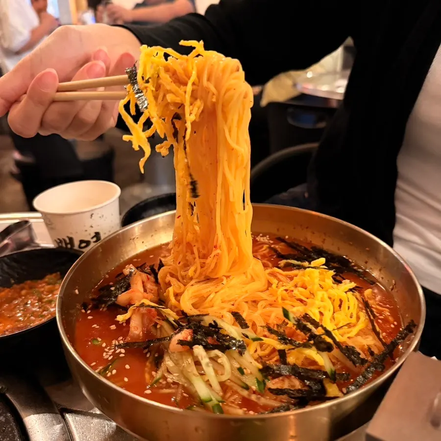 가운데 소스에 찍은 불양념막창