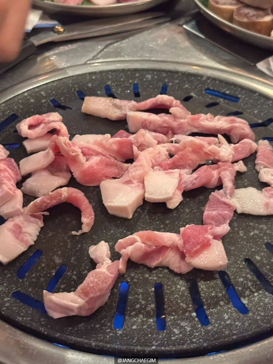 A well-grilled piece of kkodeul-mokssal