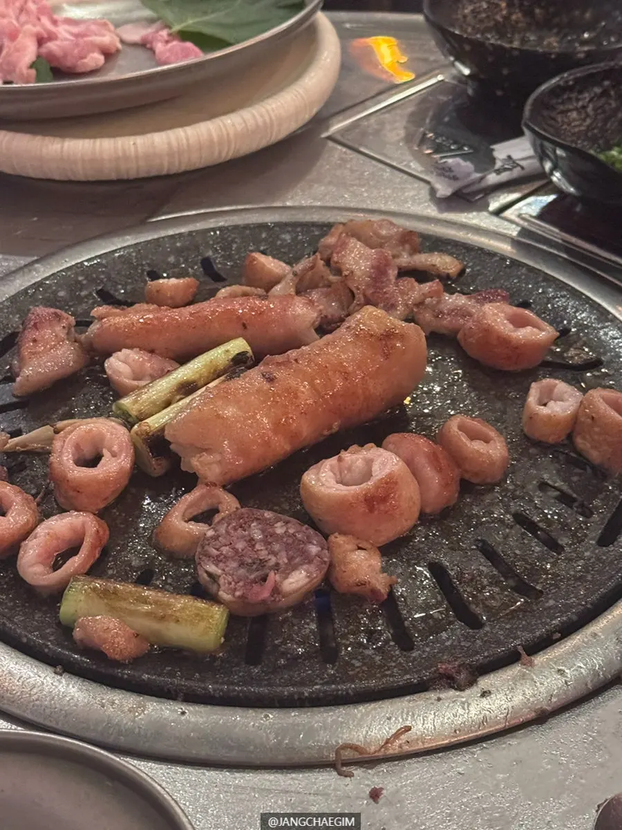 Makchang dipped in Daegu-style makchang sauce