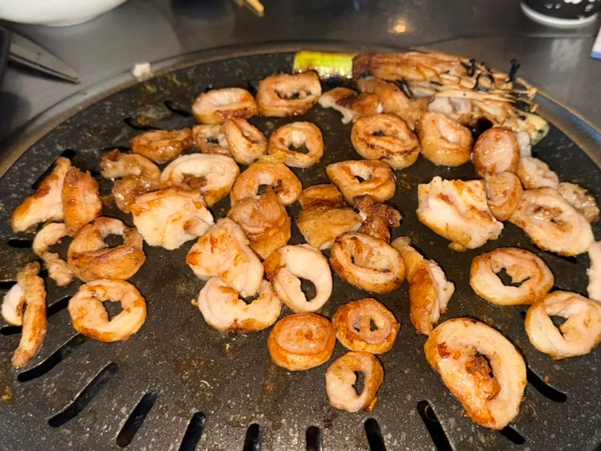 Makchang cut thin and grilling on the plate