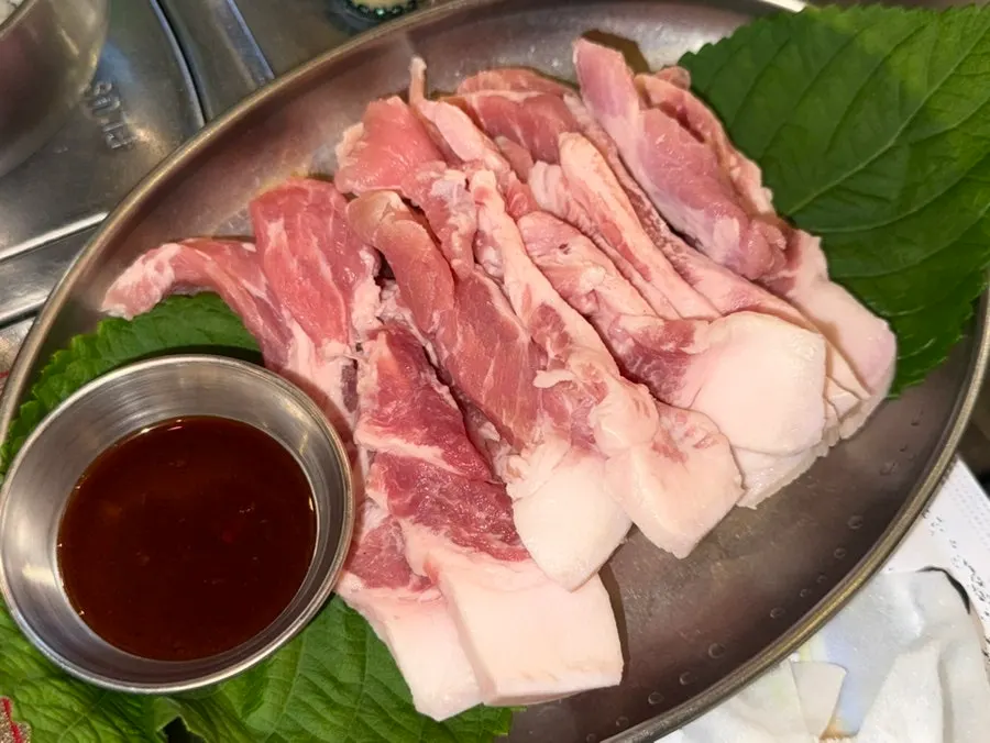 A piece of makchang dipped fully in makjang sauce