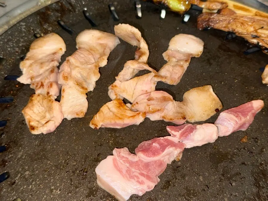 Makchang on the grill plate with side dishes