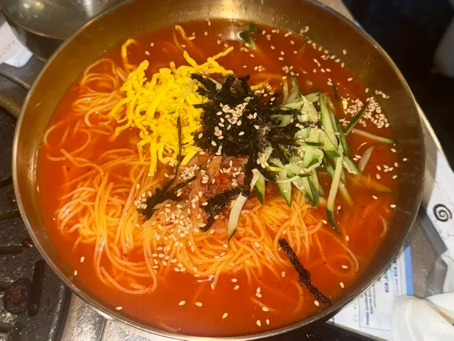 Kkodeul-mokssal grilling on the plate