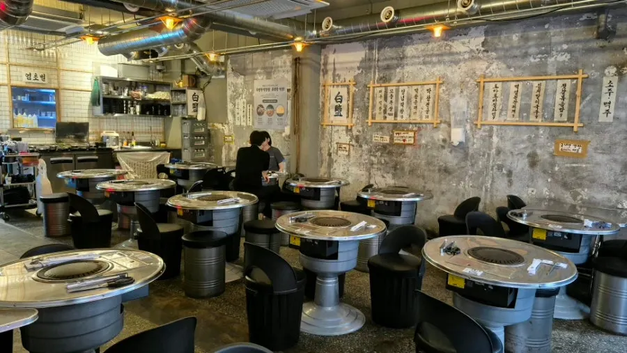 Interior seating atmosphere at Baegyeom Makchang