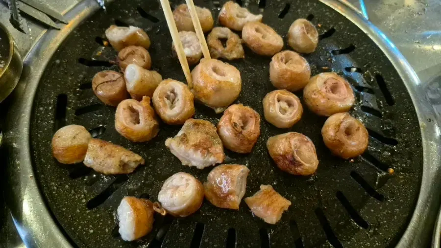 Daegu makchang turning golden on the grill