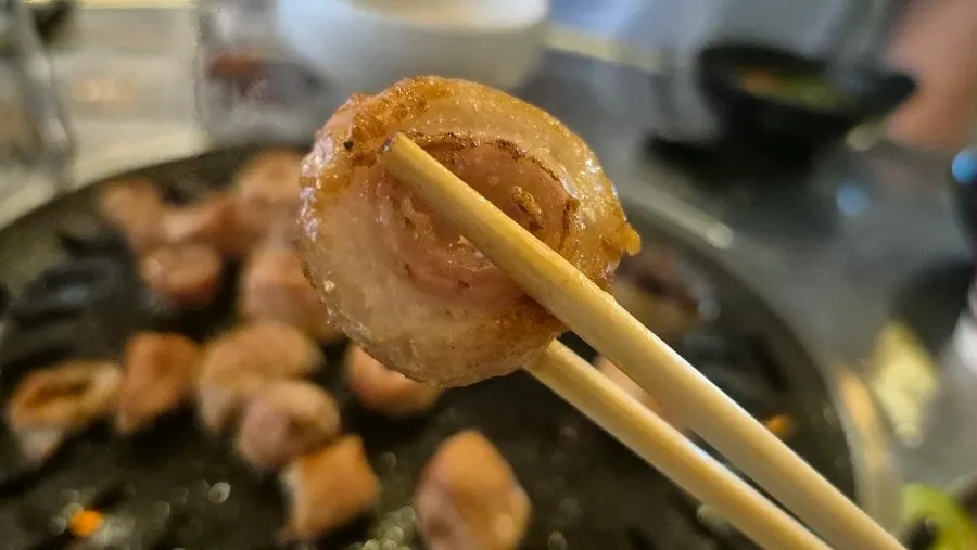 Grilled makchang served with salt