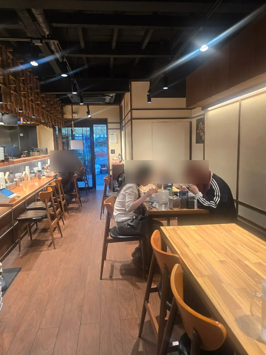점심시간 손님으로 찬 매장 내부 풍경
