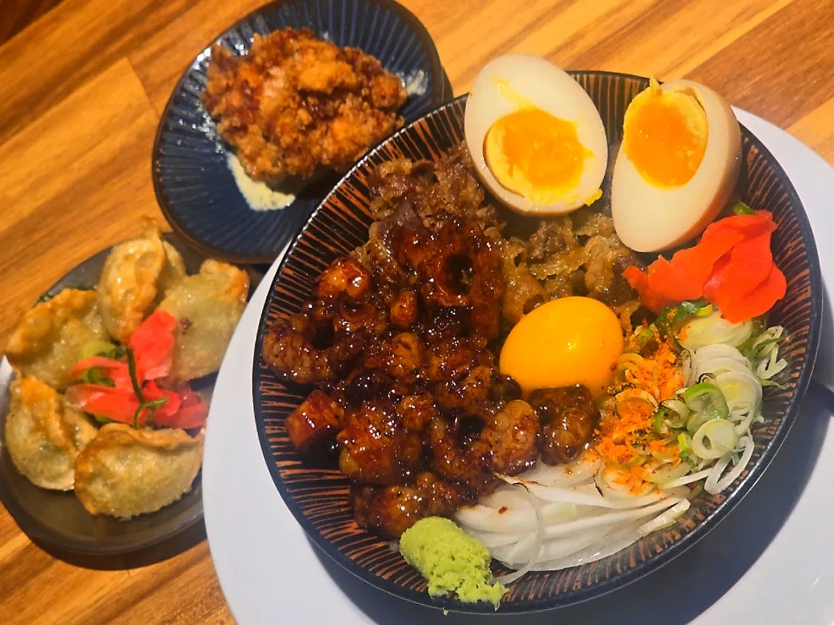 반숙 계란을 올린 대창 우삼겹 덮밥