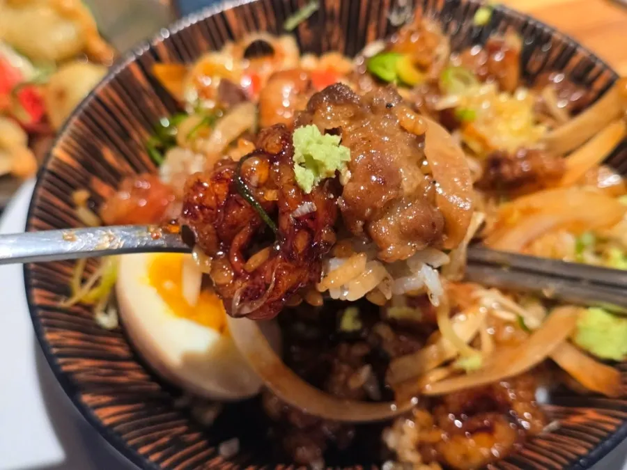 대창과 우삼겹을 섞어 비빈 덮밥