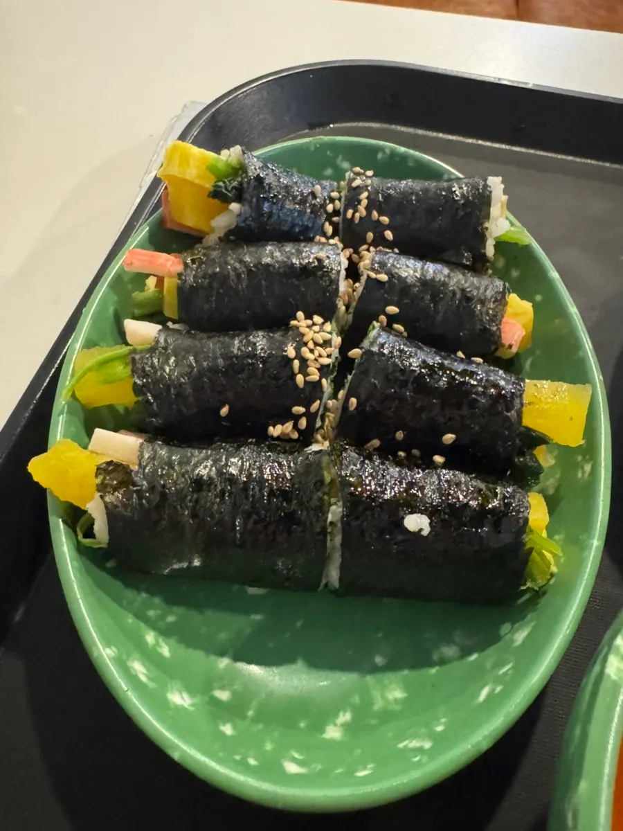 김밥과 순대를 곁들인 문맥 사진