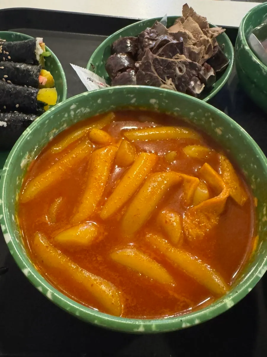 떡볶이 중심 분식 한 상 문맥 사진