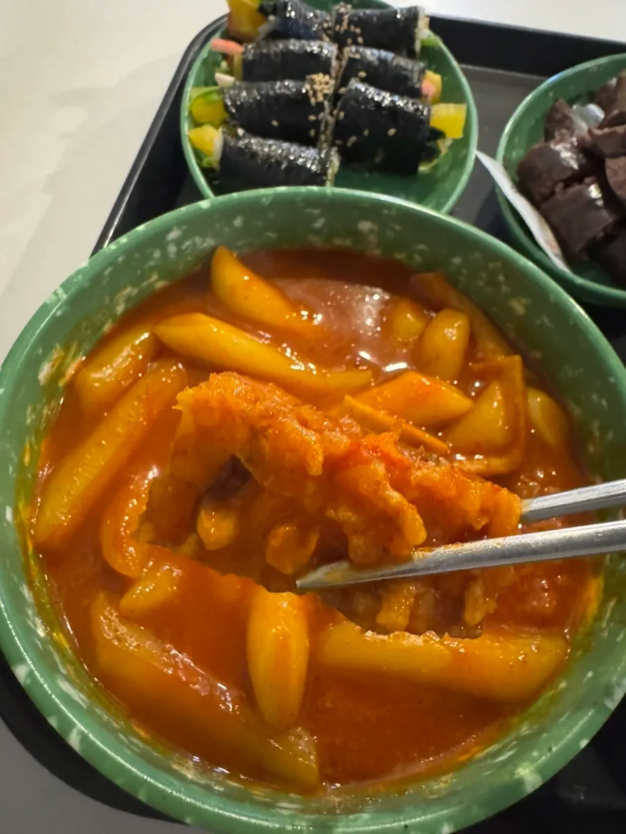 떡볶이에 어묵을 넣은 문맥 사진