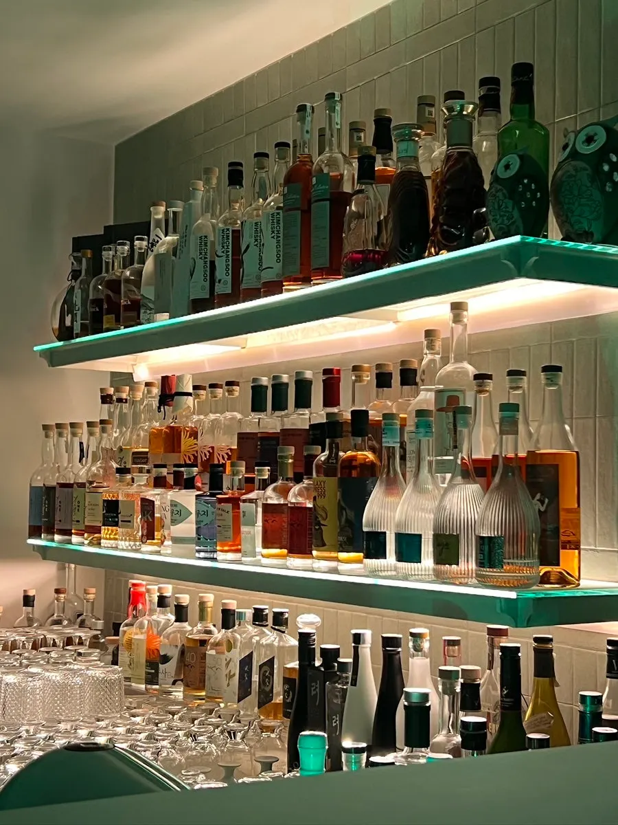 Clean and upscale interior atmosphere at Moss