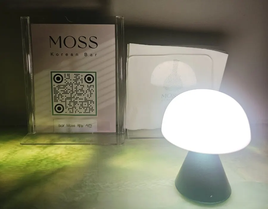 Interior atmosphere of Moss with guests seated