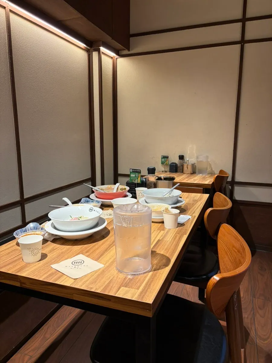 멘츠루 을지로점 혼밥석과 테이블석