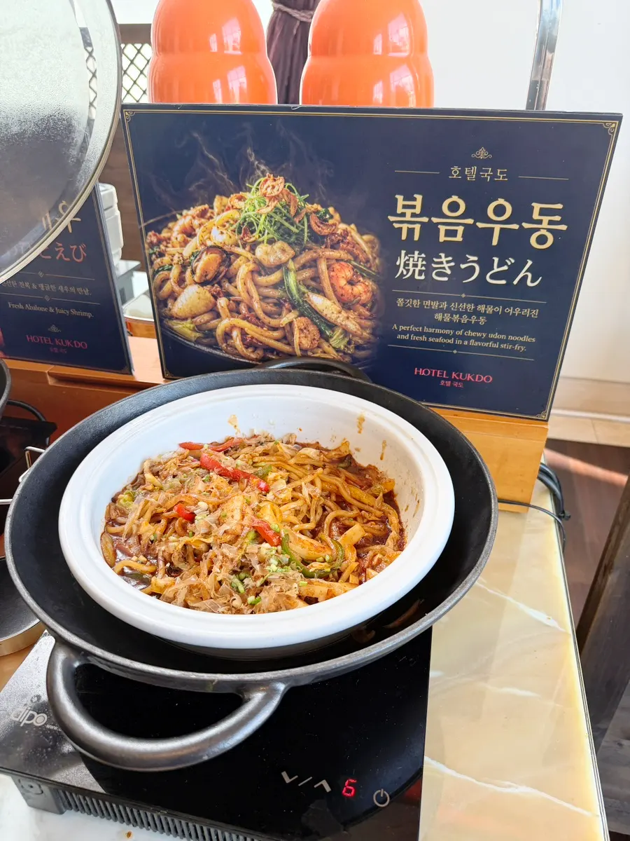 Stir-fried udon and an abalone-and-shrimp dish