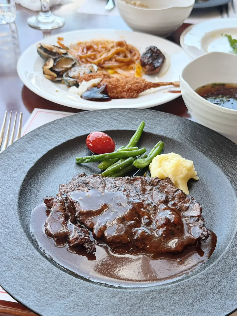 Mushroom salad, stir-fried udon, and abalone dishes