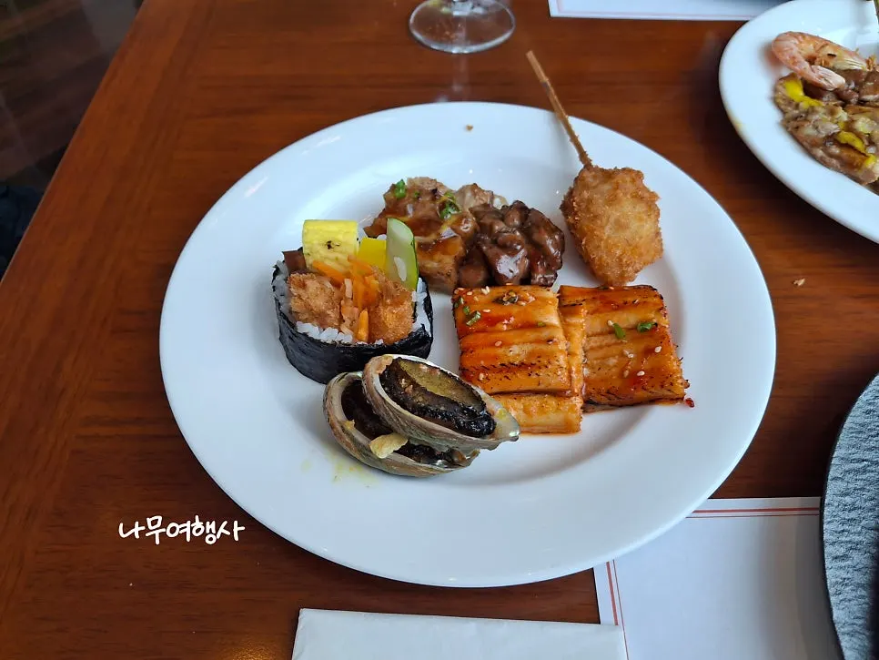 Food on the first buffet plate