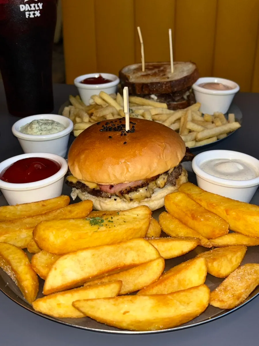 Bacon cheeseburger with 18 Fries set