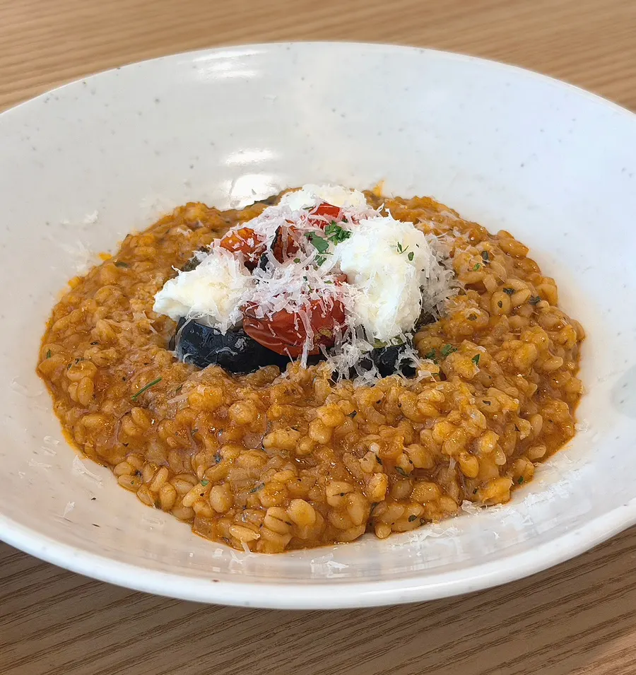 구운 야채가 올라간 가든 토마토 리조또