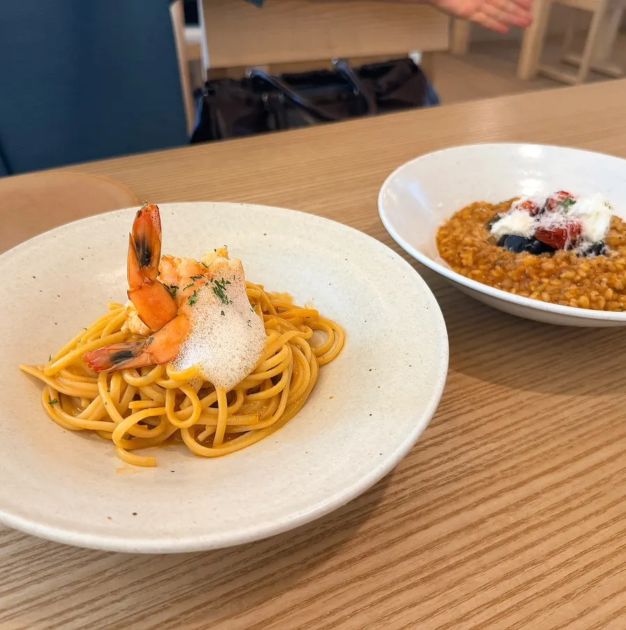 한 숟갈 뜬 가든 토마토 리조또 밥알