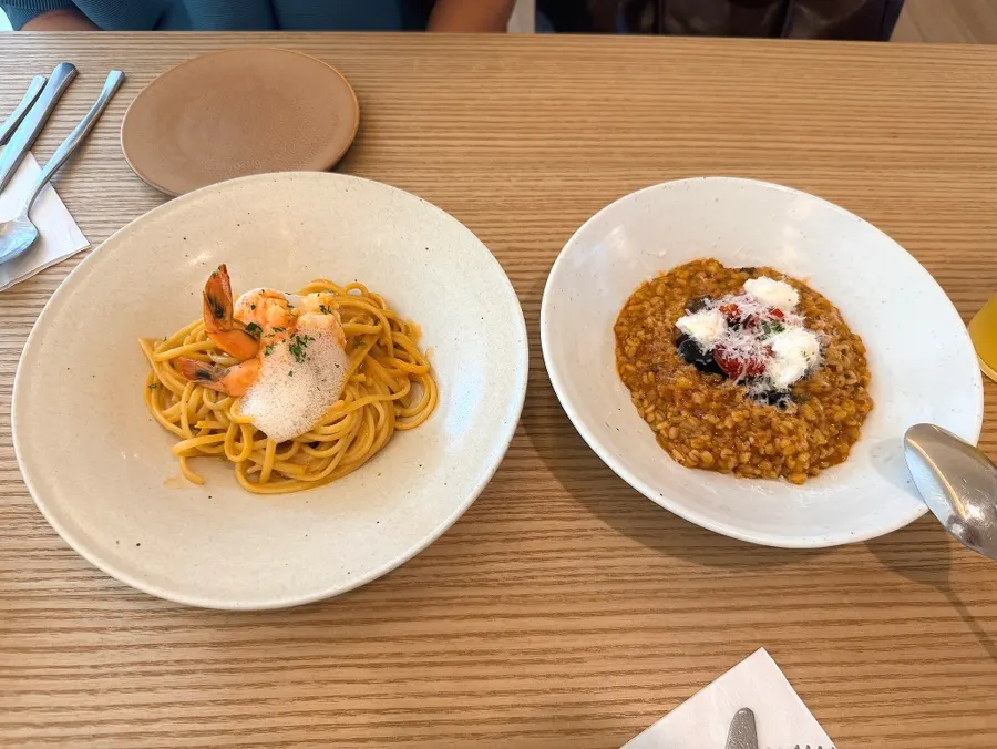 파스타와 리조또가 함께 차려진 테이블