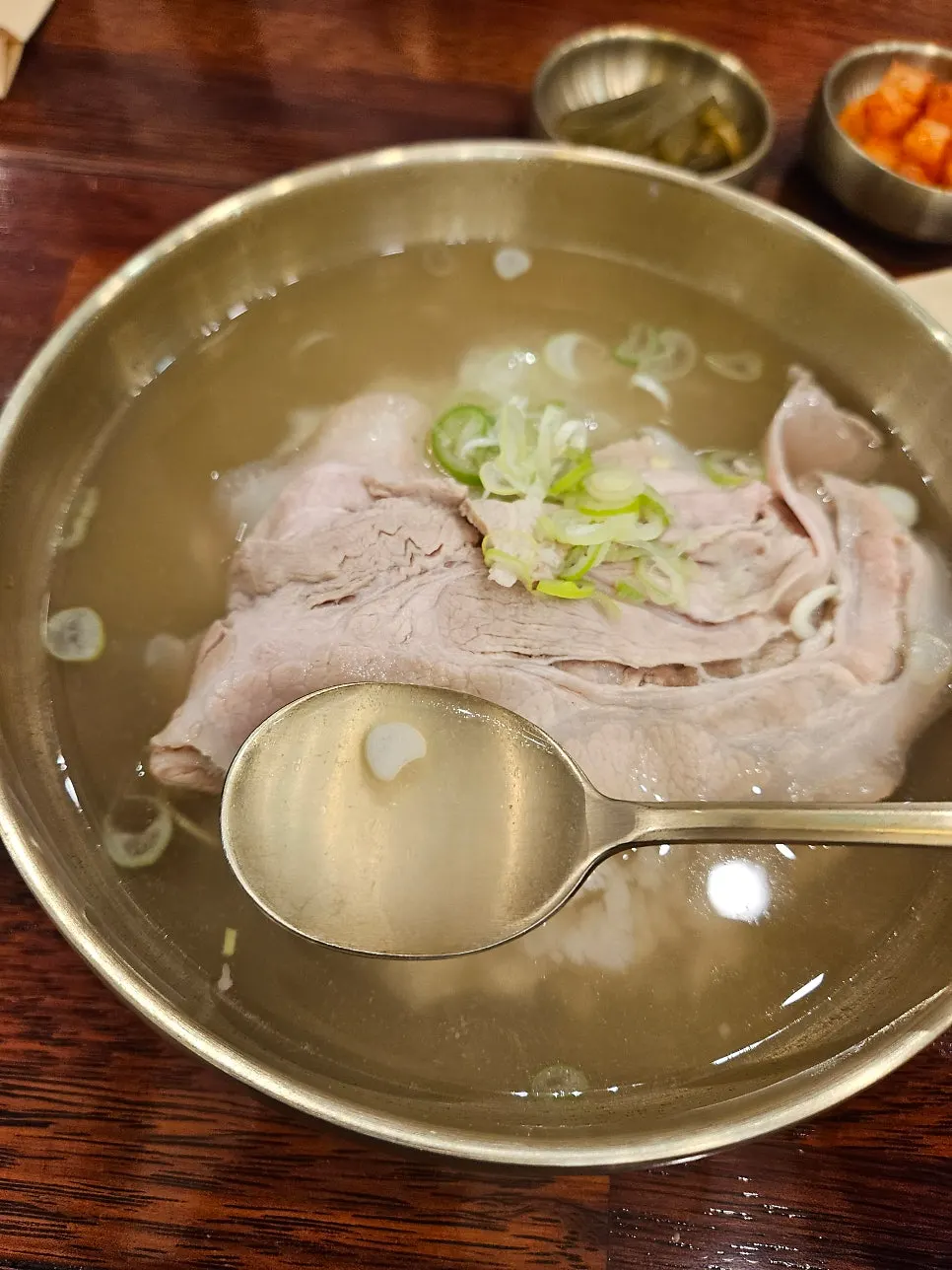 앞다리살을 올린 돼지곰탕