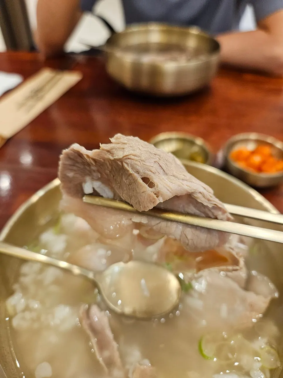 구수한 돼지곰탕 국물