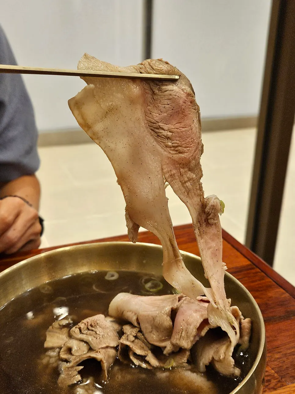 갈색빛 약곰탕 국물
