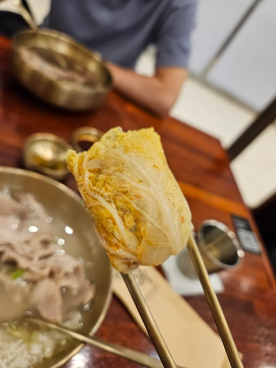 앞다리살과 밥이 담긴 약곰탕