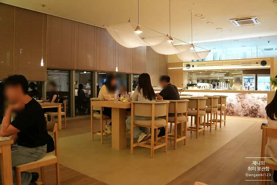 큰 테이블이 있는 좌측 홀 좌석