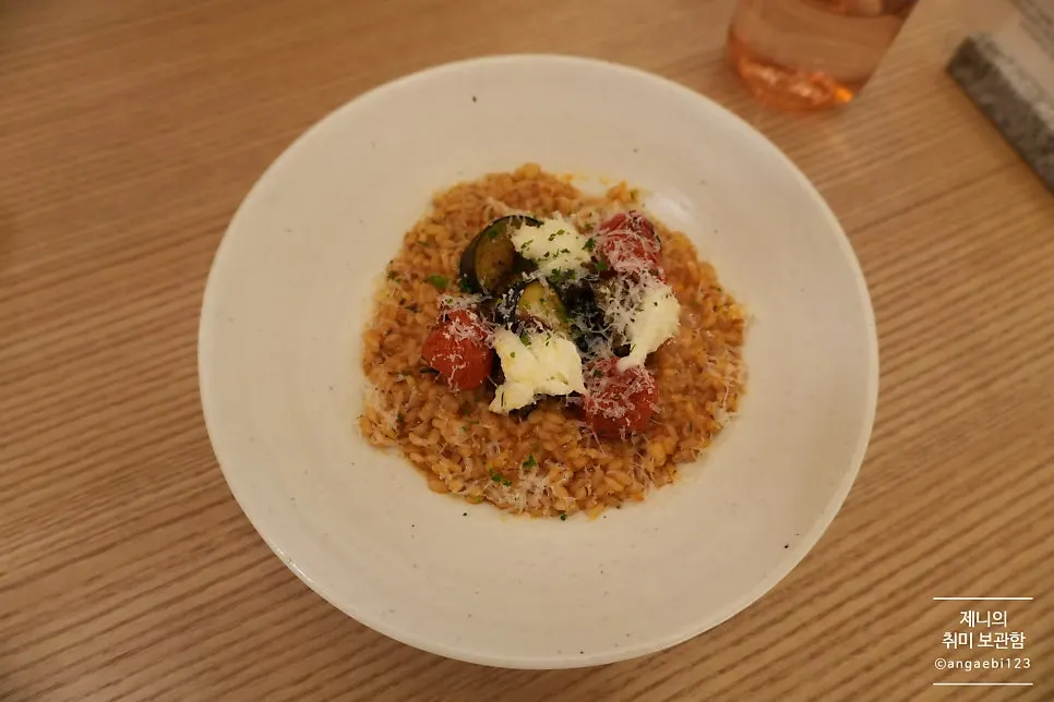 먼저 서빙된 가든 토마토 리조또