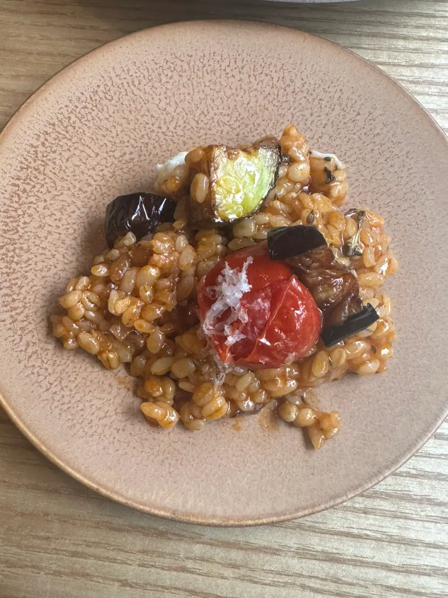 Tomato risotto topped with grilled vegetables