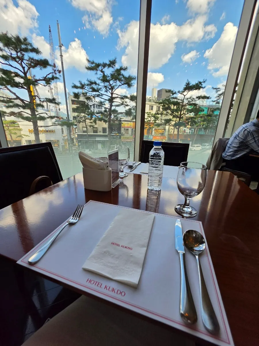 Hotel buffet dining space with window seats