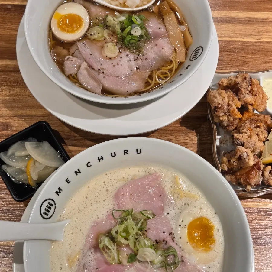 푸짐하게 차려진 라멘 상차림