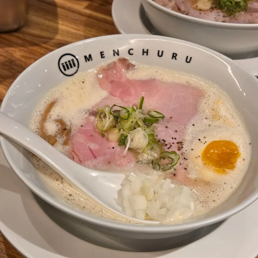 차슈와 반숙 계란이 올라간 토리파이탄