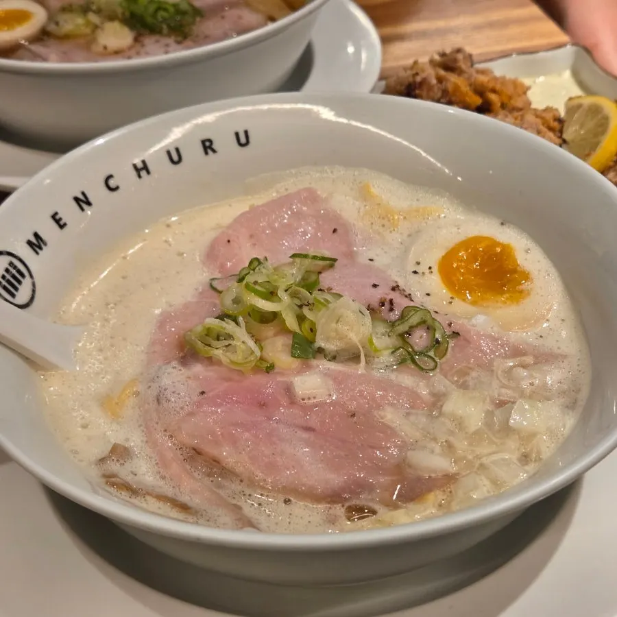 다진 양파를 곁들인 진한 닭육수